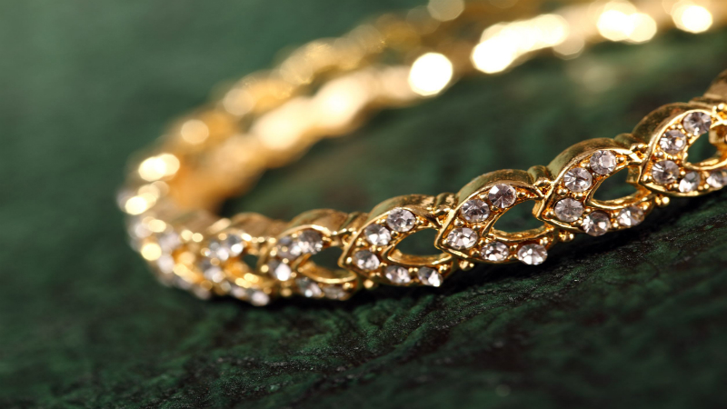 Shimmering Elegance – Find the ideal gold bracelet for New York NY women